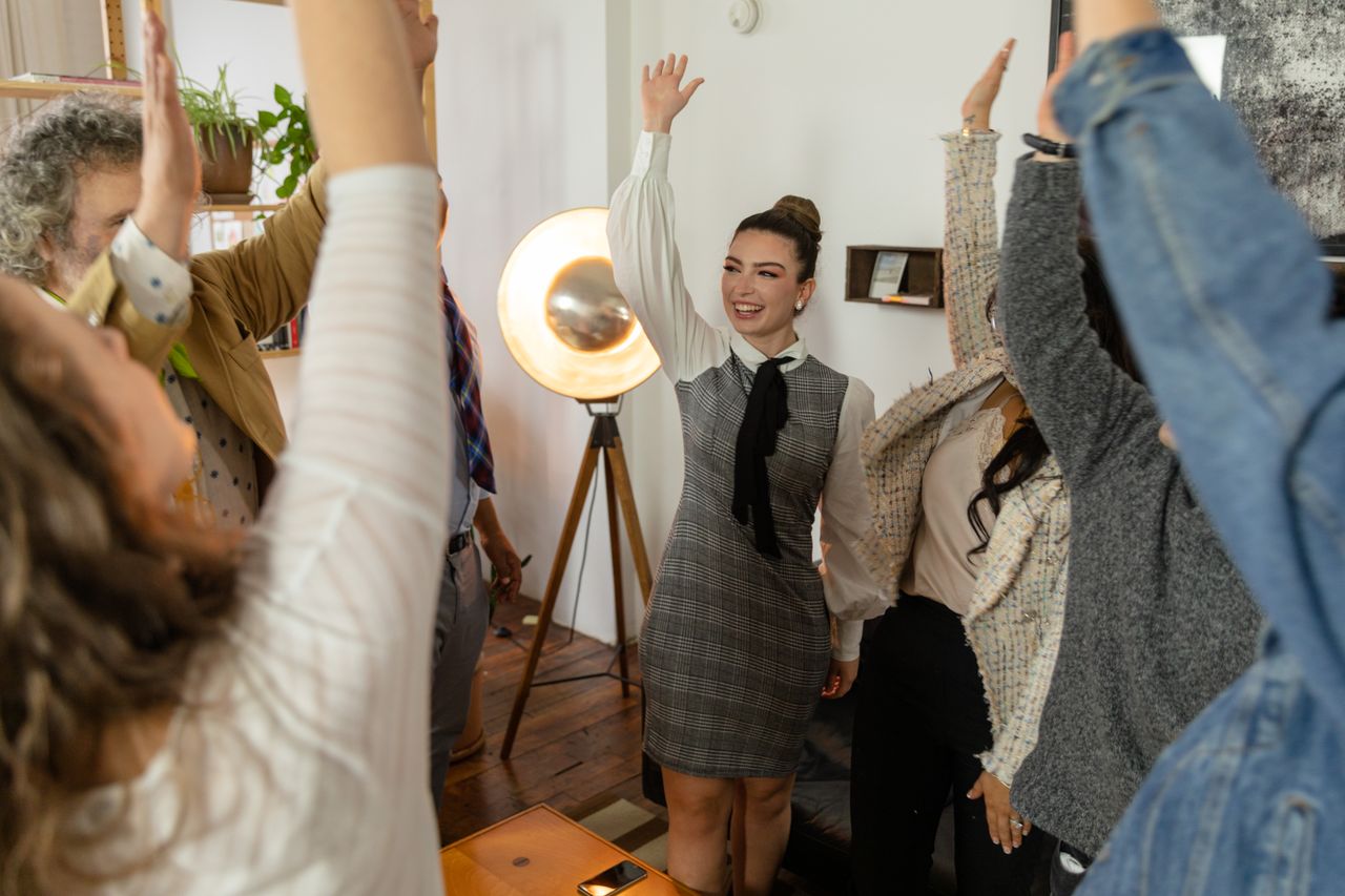 Collègues bras levés pendant une activité de team building à Paris