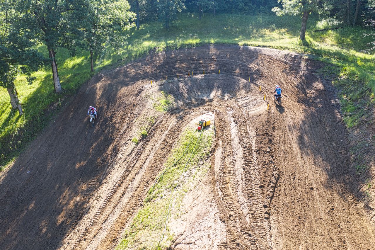 Vue aérienne de pilotes sur un circuit de terre, illustration du classement des meilleures motos cross 2026
