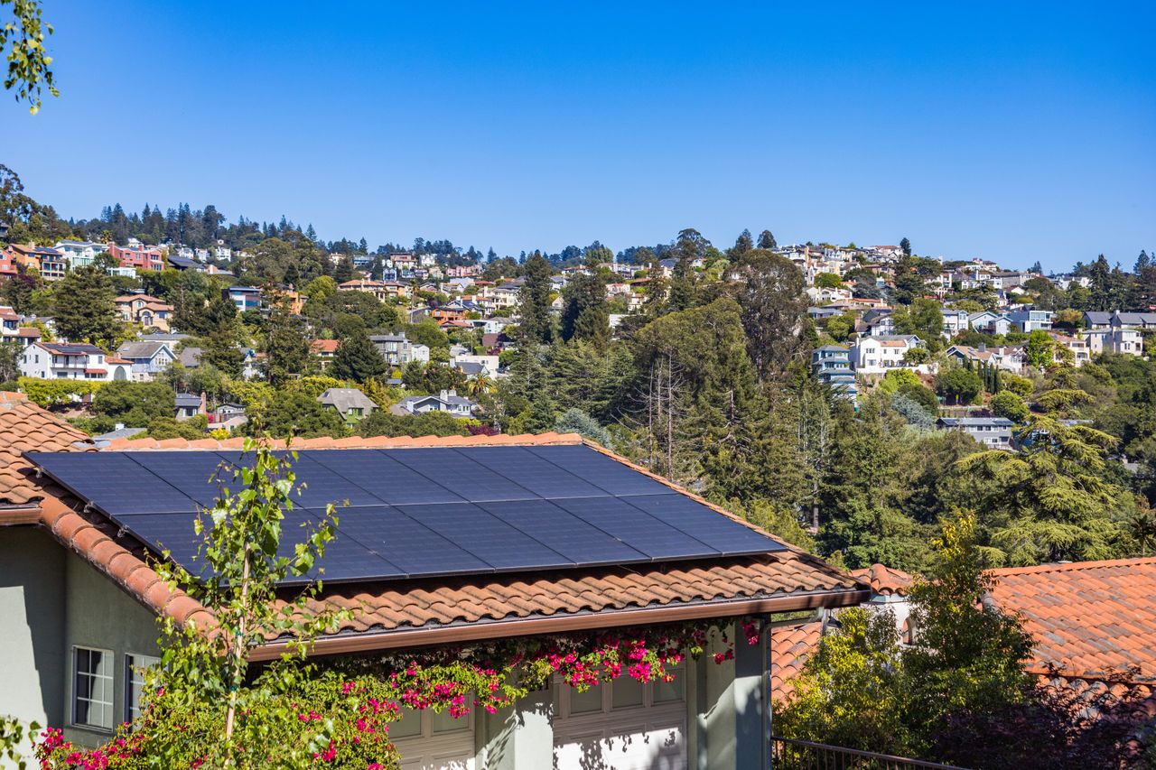 Toiture en tuiles équipée de panneaux solaires, illustration du classement des meilleurs installateurs solaires