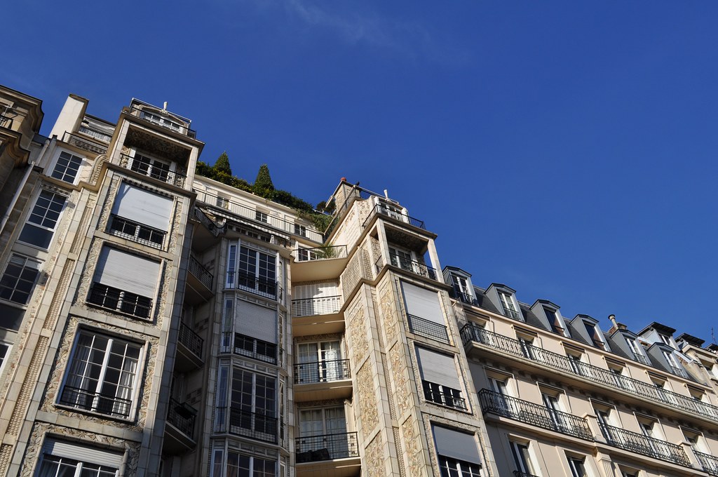Façade d'immeuble parisien, illustration du marché immobilier francilien dans les Hauts-de-Seine
