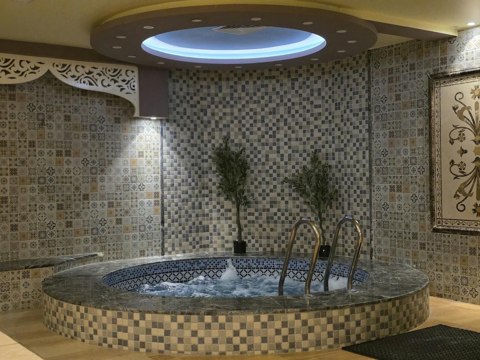Jacuzzi de luxe dans un spa d'hôtel parisien